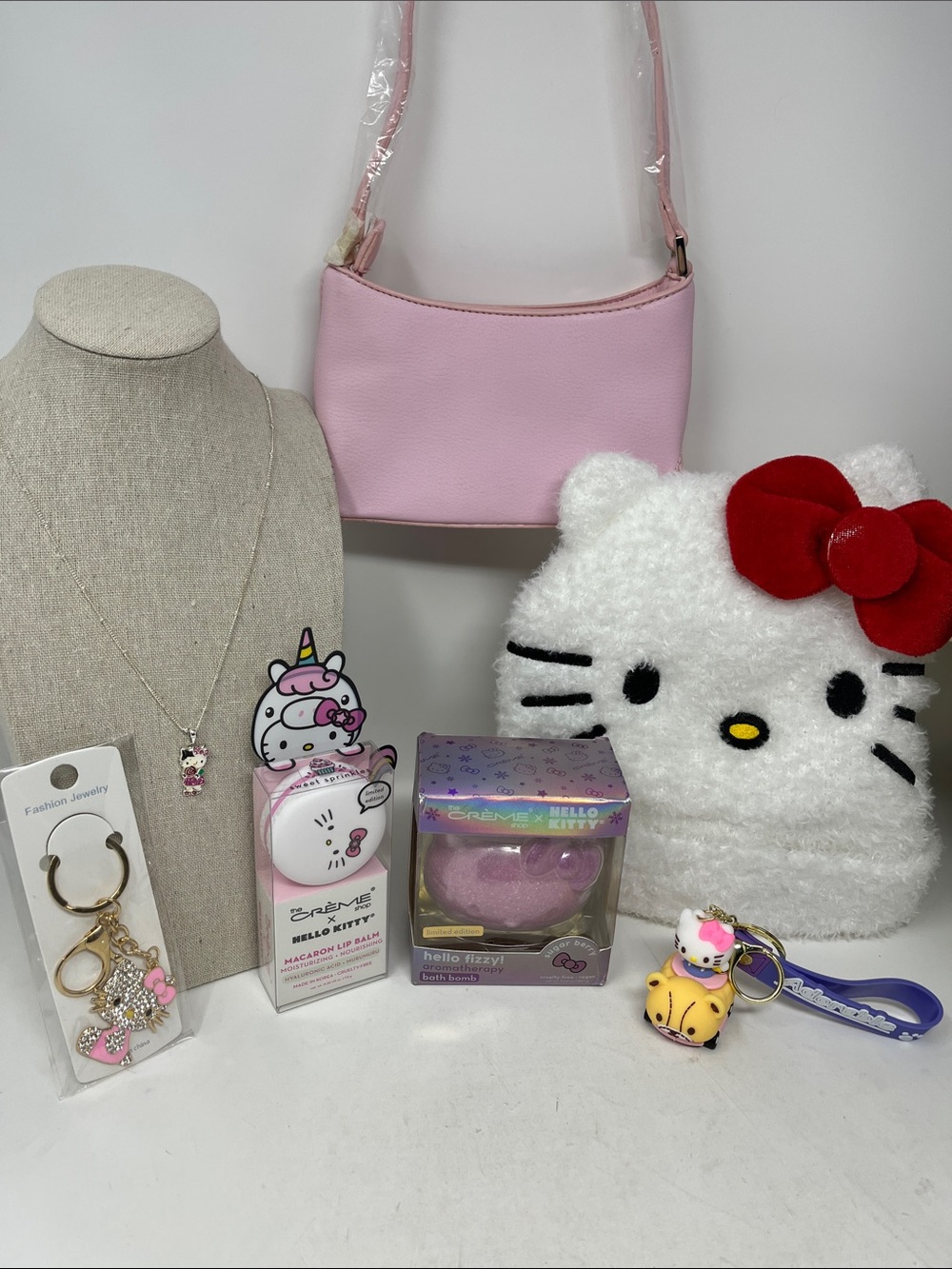 HELLO KITTY BUNDLE 7 -BEANIE, 2 KEYCHAIN, CRÈME SHOP BATH BOMB LIP BALM, CHARM